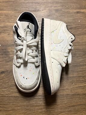 Nike Jordan 1 Low Kids' White Low-Top  with Paint-Splatter Detail Size 4.5Y